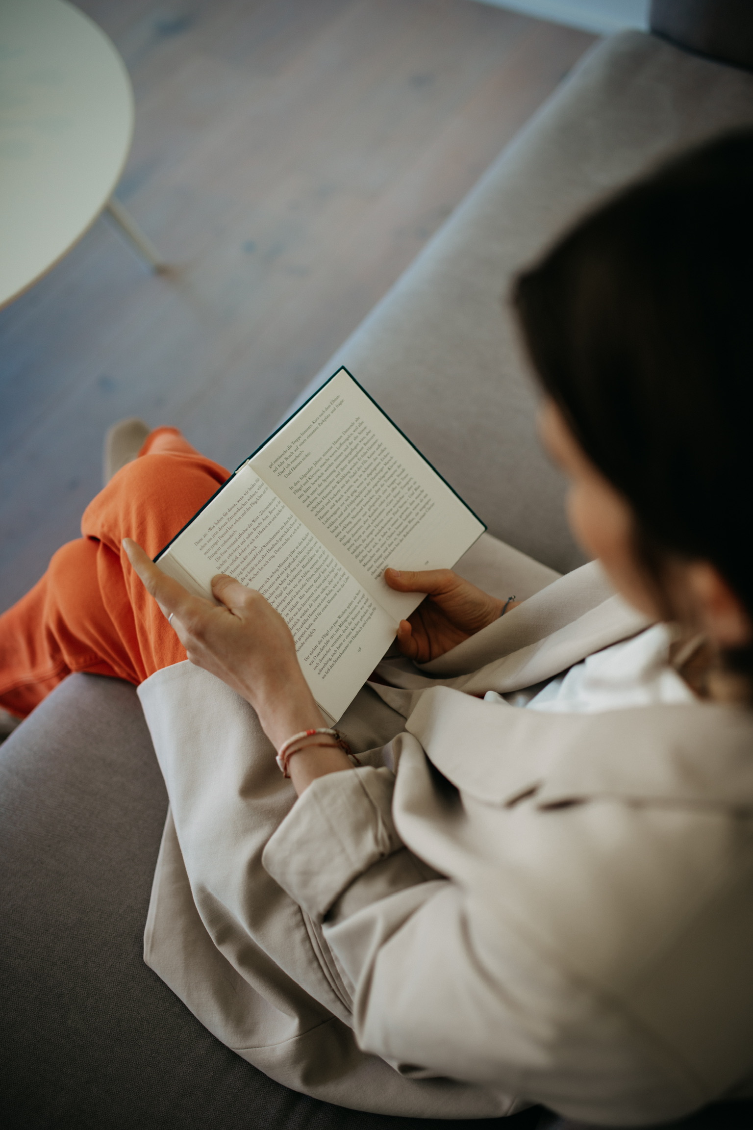 Autorin mit Buch in der Hand.